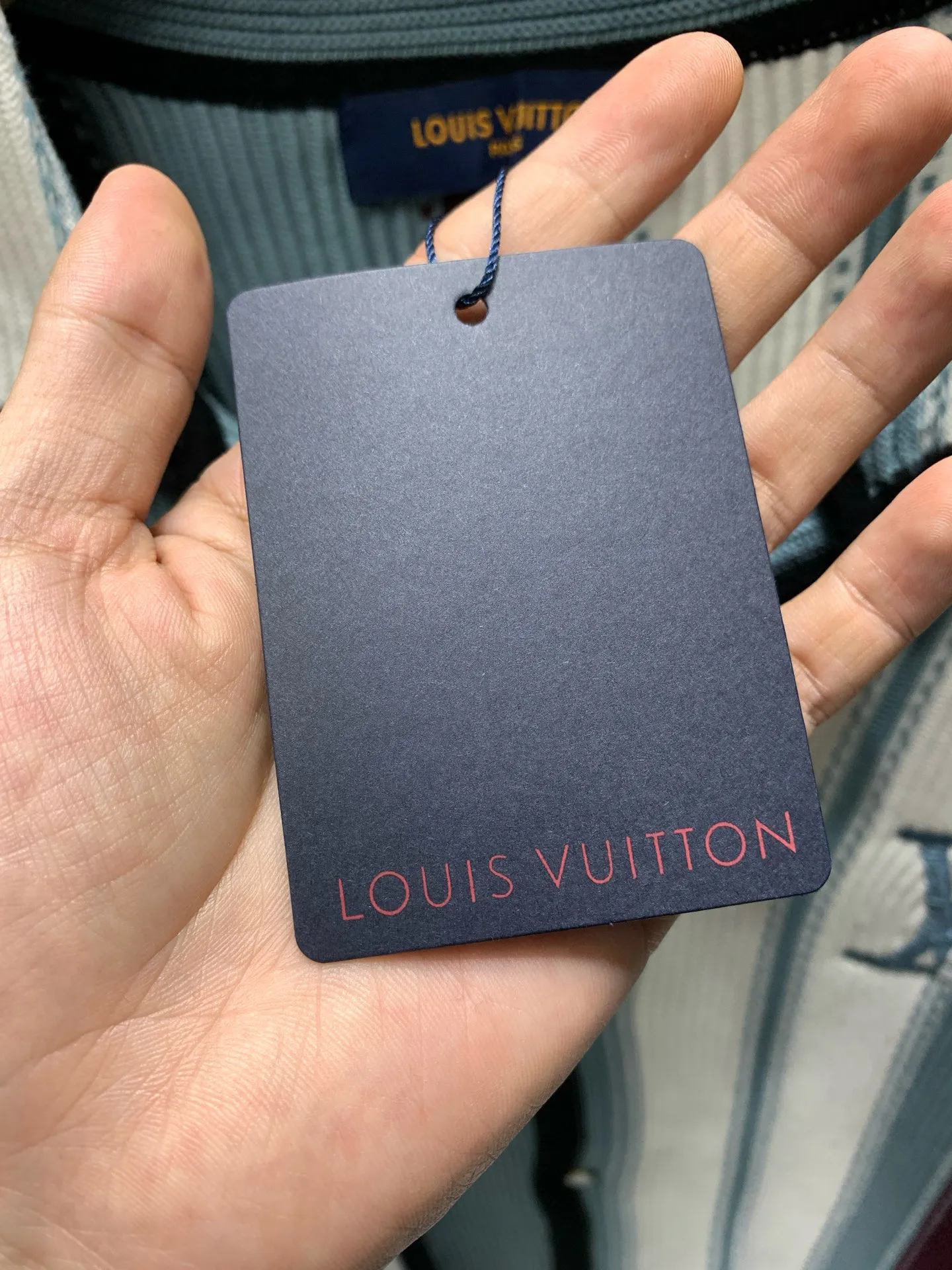 🅿️440 🀄️ Louis Vuitton Louis Vuitton 1v color block striped knitting. The original version was purchased for 15900 and developed. Custom-dyed 32-count double-ply combed cotton yarn. Used imported German (Stoll) 7 knitting machine custom-dyed yarn. Wool jacquard. Imported embroidery. Wool fermentation. Customized buttons. Customized trademark. Loose version. The original version is dyed and dyed. The color similarity is as high as 95%. The yarn is made of 2 strips of 260 combed cotton on the bottom + 5 strips of polyester + 1 strip of high-elastic stretch frame. The loom is a 14-needle STOLL machine imported from Germany. Each piece of fabric takes 390 minutes. Due to the particularity of this weave, the stability requirements of the machine are very high. Many machines cannot do it. The weaving time is very long. It is easy to have waste pieces when weaving the piece. The loss will be very large. The sewing plate is sewn with a 20-needle plate. In order to maximize the restoration effect, our large body fabric pieces are woven on an ultra-fine 16-needle flat machine. The whole piece of clothing has almost no knots. It is recommended to pair it with shorts of the same style.